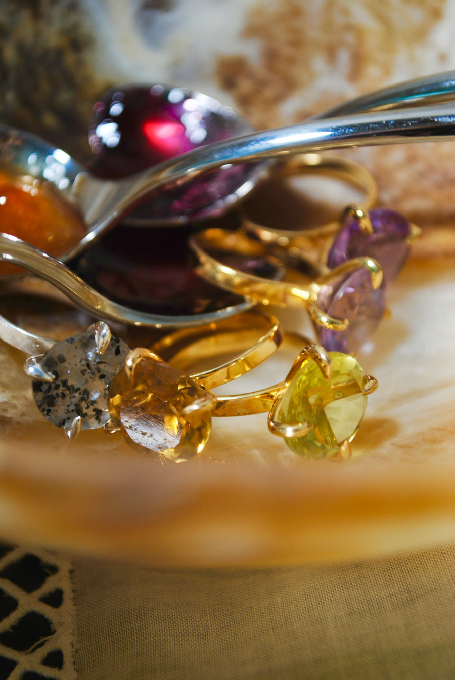 (Golden Green Quartz/Gold) Kitty Nails Ring