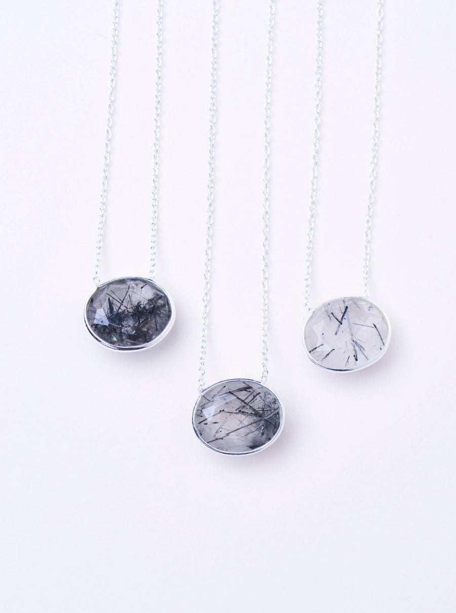 (ブラックルチルインクオーツ/silver) oval flower necklace