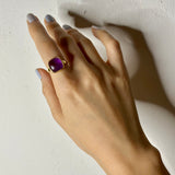 人差し指に着けたアメジストの指輪