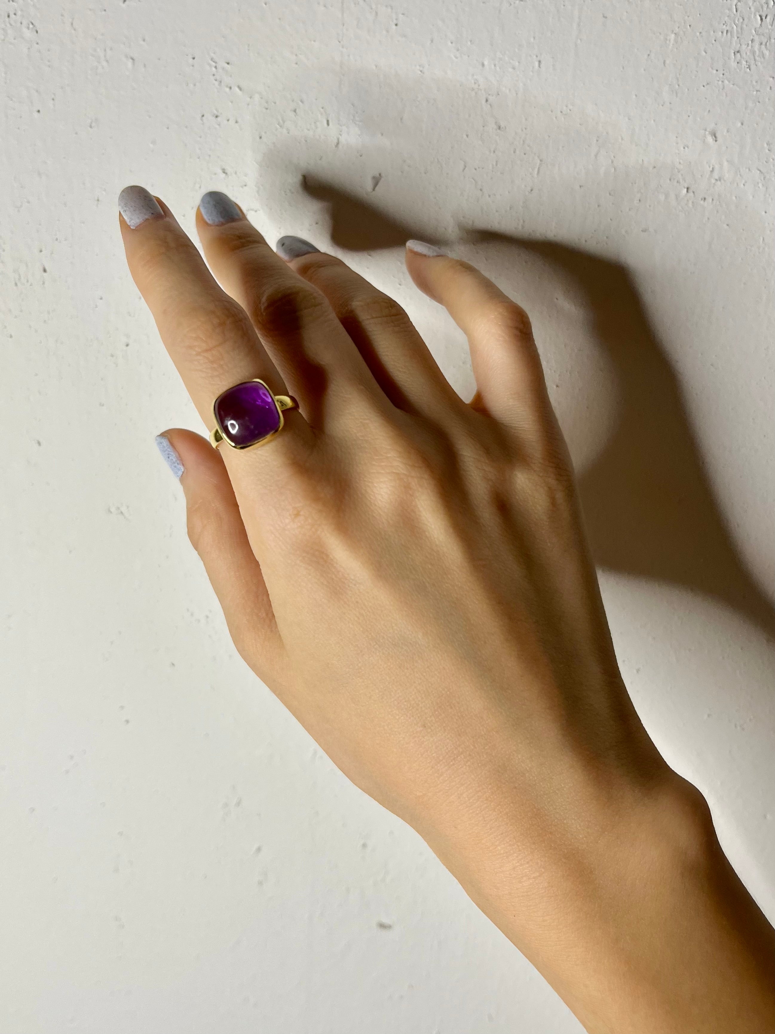人差し指に着けたアメジストの指輪